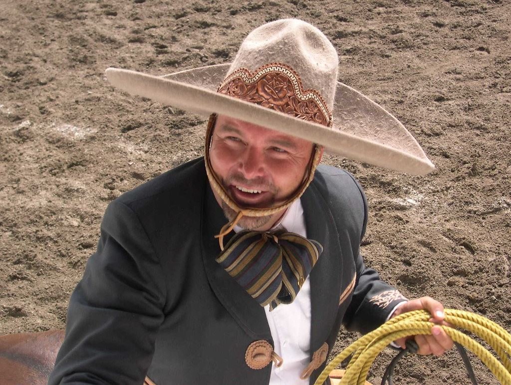 Charro sonriente con sombrero y reata en el lienzo